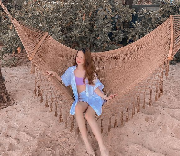 Nếu nhìn vào những bức ảnh chụp chung với gia đình, dễ dàng nhận thấy cô bạn 2K6 này thừa hưởng vẻ đẹp từ bố mẹ.