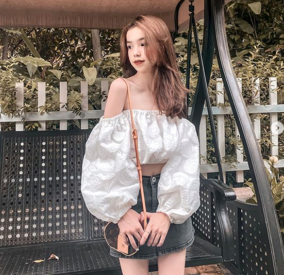 Meo Xinh thường xuyên khiến netizen ngưỡng mộ vì những tấm ảnh vi vu khắp nơi, check in những địa điểm sang chảnh và cả tá đồ hiệu đắt tiền dát lên người.