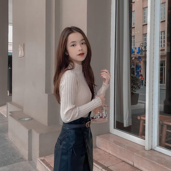 Meo Xinh vẫn nhận được tới tấp lời khen nhờ nước da trắng hồng và vóc dáng thanh mảnh.