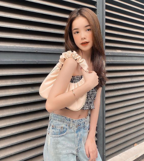 Đây có lẽ là lần đầu tiên cô bạn tự tin khoe vóc dáng với bikini, dù có chút e ngại nhưng thần thái của cô bạn thì không giảm đi chút nào cả.