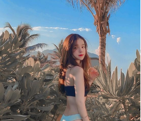 Mới đây, rich kid Meo Xinh tiếp tục chứng minh nhan sắc thu hút của mình khi lần đầu tiên khoe dáng với bikini. Khoảnh khắc này được cô nàng chụp lại trong chuyến nghỉ dưỡng cùng gia đình tại Quy Nhơn.