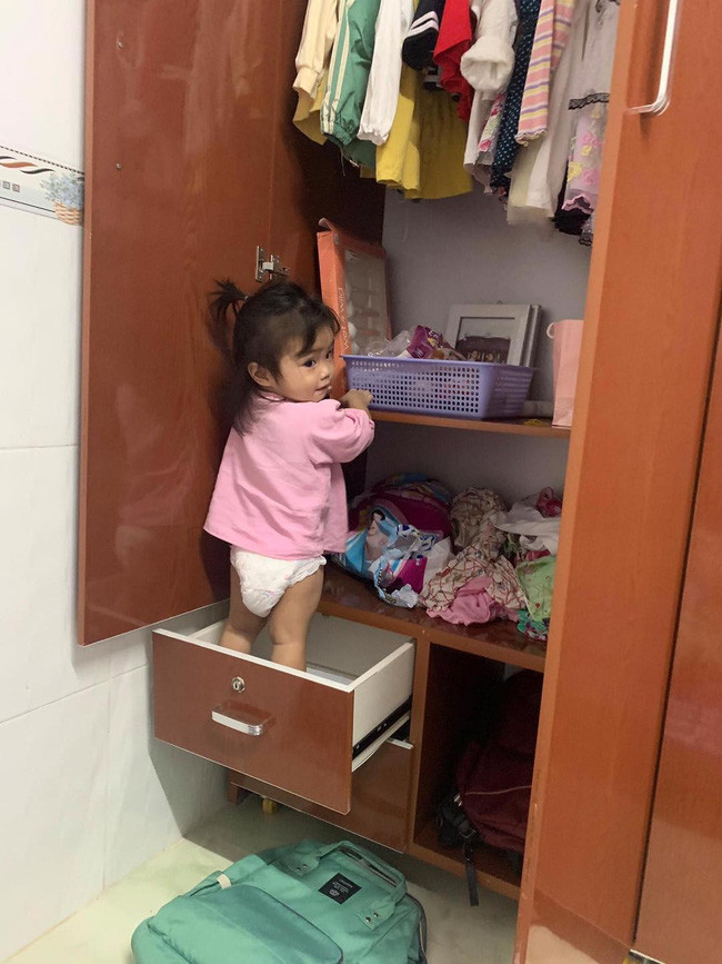 Thời gian gần đây trên MXH xuất hiện không ít hình ảnh các bé gái với nhiều tình huống nghịch ngợm "dở khóc dở cười", nhất là các bậc phụ huynh không khỏi than trời: "Con nhà ai mà nghịch thế này".