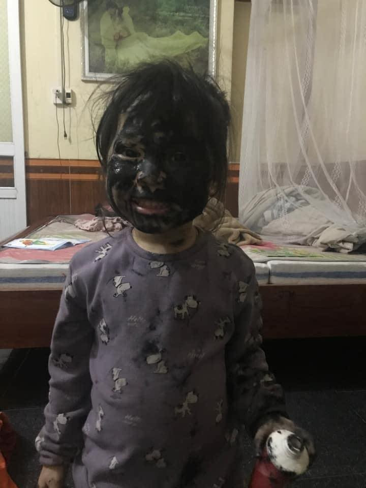 Thậm chí, có những bé gái còn nghịch ngợm hơn cả bé trai khi lấy cả mực bôi lên mặt, quần áo khiến cha mẹ nhìn mà chỉ biết thở dài.