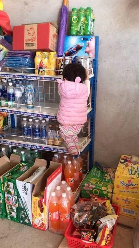 Những pha leo trèo, vắt mình uyển chuyển như vận động viên nhảy cao của nhiều bé gái cũng khiến phụ huynh phải "hú hồn".