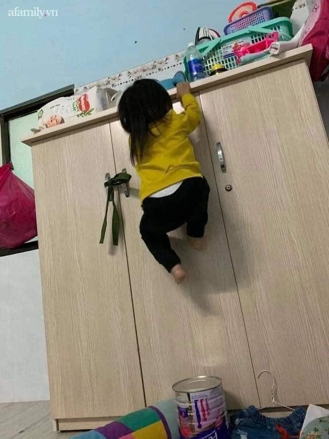 "Mẹ nghĩ mẹ để cái hộp ở trên cao thì con sẽ không lấy được ư?".