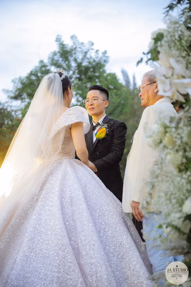 Sau 3 năm sống chung, cả hai đã quyết định lên chức bố mẹ và có một cặp sinh đôi.