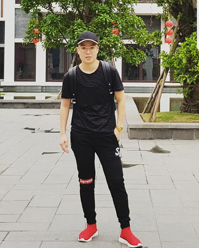 Hiện tại, trên các clip TikTok có thể thấy anh chàng vẫn đẹp trai phong độ, thậm chí còn có phần "cơ bắp" và to đô hơn lúc mới cưới vợ rất nhiều.