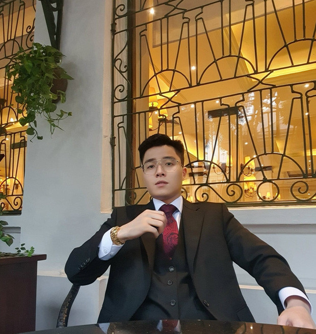 Sau khi yên bề gia thất, Tú Lơ Khơ ít xuất hiện hơn trên mạng xã hội, anh chàng cũng thường xuyên chia sẻ hình ảnh hạnh phúc vợ chồng, phát "cẩu lương" cho người xem ghen tị.