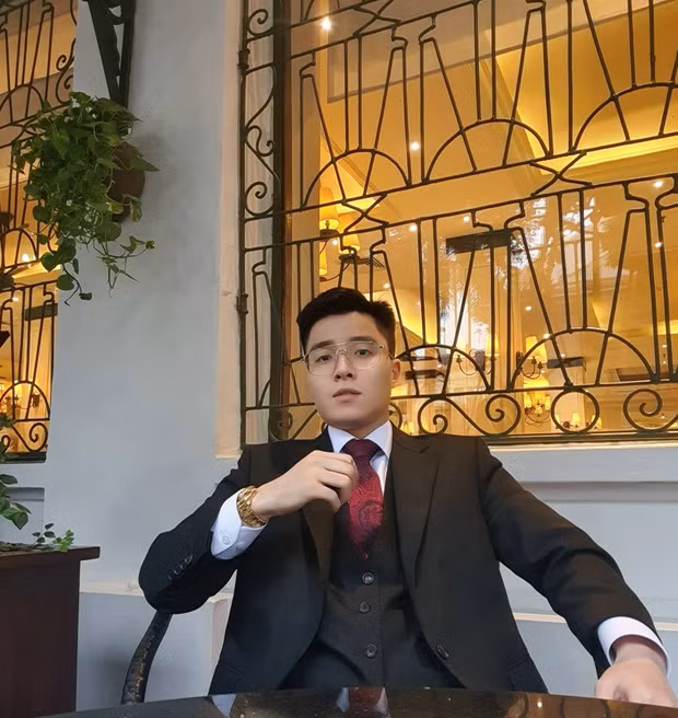 Sau khi yên bề gia thất, Tú Lơ Khơ ít xuất hiện hơn trên mạng xã hội, anh chàng cũng thường xuyên chia sẻ hình ảnh hạnh phúc vợ chồng, phát "cẩu lương" cho người xem ghen tị.