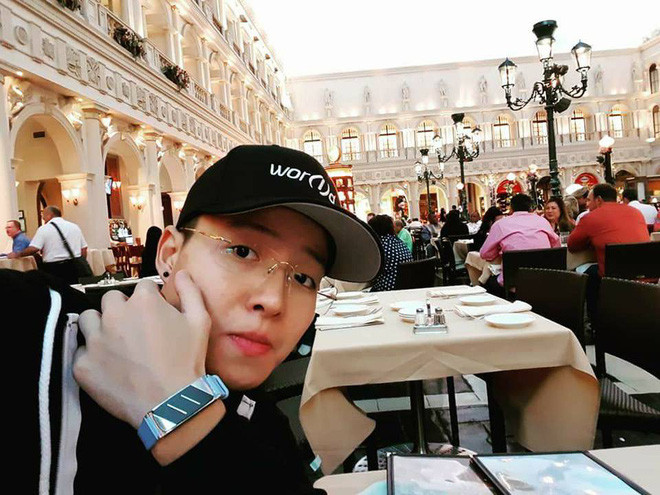 Ngoài việc thi thoảng update mạng xã hội, hiện nay cả Tú và vợ đều đang tập trung công việc kinh doanh. Ảnh: Tổng hợp