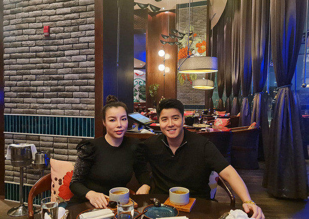 Cụ thể, trên TikTok của mình, Tú Lơ Khơ đã vui mừng thông báo rằng em bé đã được 8 tuần 2 ngày, hai em bé được vợ chồng anh đặt tên là Money và Ruby. Chàng trai này vô cùng hồi hộp và mong chờ ngày chào đón con của mình.