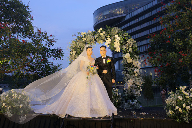 Được biết, vợ của Tú Lơ Khơ là một nữ doanh nhân hơn tuổi, cô từng ly hôn và có con.