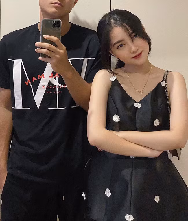 Cô gây ấn tượng với gương mặt ưa nhìn, đôi mắt to tròn, mũi cao, da trắng.