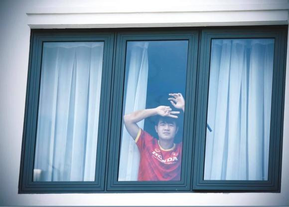 Sự chu đáo của Hà Trang nhận được lời khen ngợi của người hâm mộ, đồng thời từ đây càng chứng minh tình cảm mà cô nàng dành cho chàng cầu thủ là không hề nhỏ.