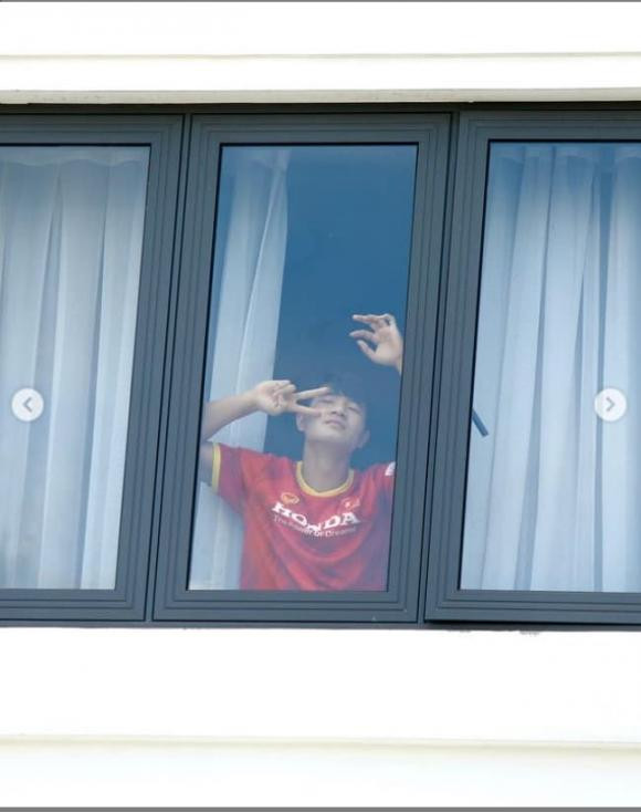 Về phía Đức Chinh, anh chàng cũng đăng ảnh chào mọi người từ cửa sổ nơi cách ly: "Xin chào, mọi người có khỏe không?".