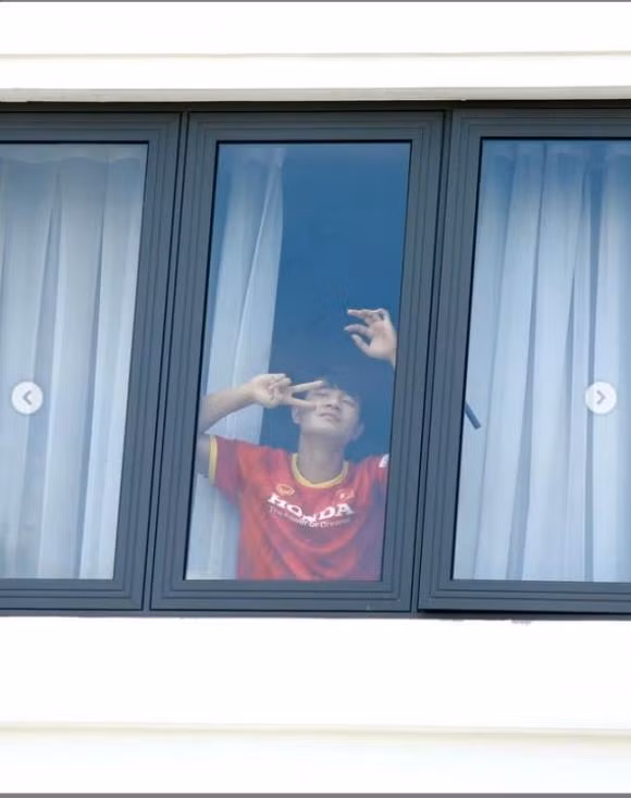 Về phía Đức Chinh, anh chàng cũng đăng ảnh chào mọi người từ cửa sổ nơi cách ly: "Xin chào, mọi người có khỏe không?".