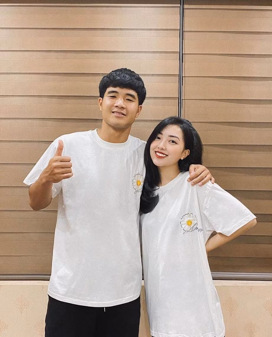 Hà Đức Chinh hẹn hò với hot girl Mai Hà Trang từ năm 2018, nhưng họ khá âm thầm chứ không hề ồn ào như các cặp đôi khác trong các cặp đôi của đội tuyển Việt Nam.