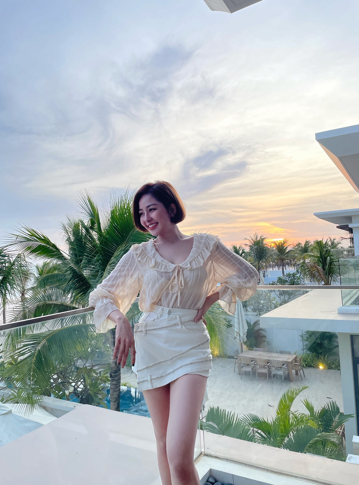 Hiện tại Trâm Anh làm việc cho một thương hiệu chăm sóc sắc đẹp nổi tiếng. Ngoài ra, cô nàng cũng dành thời gian tận hưởng cuộc sống, sắm một chiếc xe hơi sang trọng và ở chung cư cao cấp,..Ảnh: FBNV