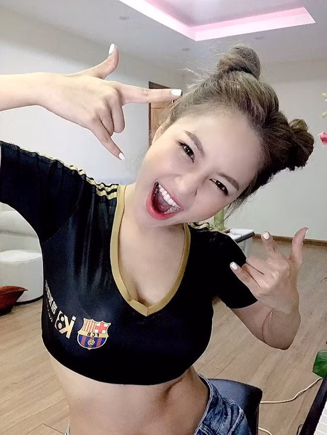 Trâm Anh là hot girl được người hâm mộ bóng đá biết đến từ khi tham gia Nón cùng World Cup 2018. Là fan của môn thể thao vua, Trâm Anh thường xuyên theo dõi các trận đấu cả trong và ngoài nước.