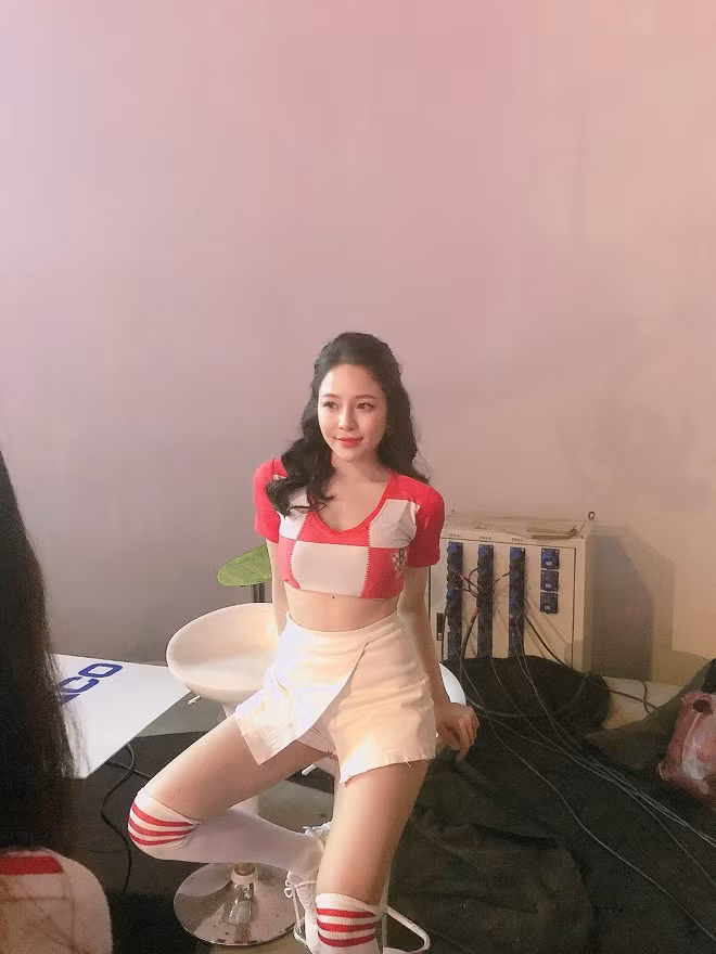 Cách đây 3 năm Trâm Anh ủng hộ cho Croatia, và 3 năm sau hot girl này vẫn tuyên bố: "Năm nay vẫn theo Croatia".