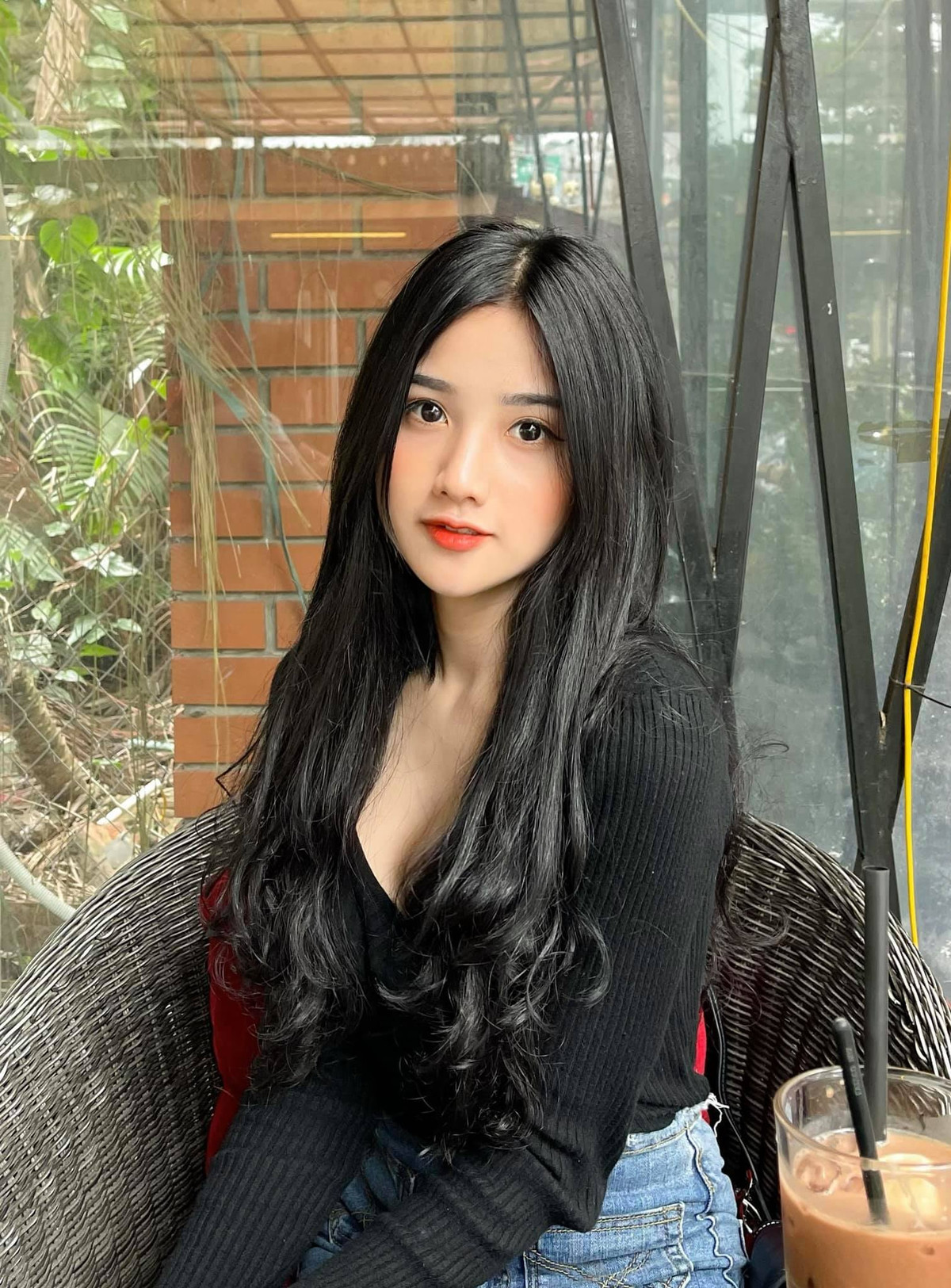 Nhờ sở hữu ngoại hình đẹp nên Hằng có trong tay lượng theo dõi khá lớn trên trang cá nhân, hơn 117 ngàn follow ở Facebook và 17 ngàn follow ở Instagram.