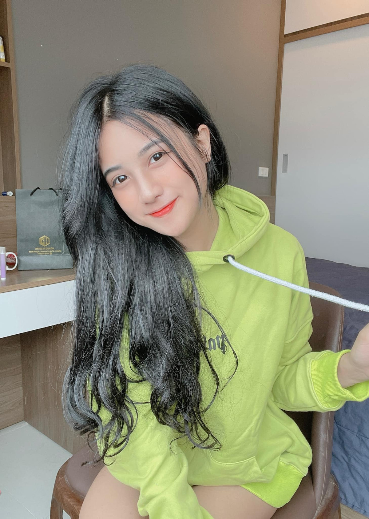 Cô nàng hiện tại đang là một mẫu ảnh, gương mặt đại diện cho một số thương hiệu.