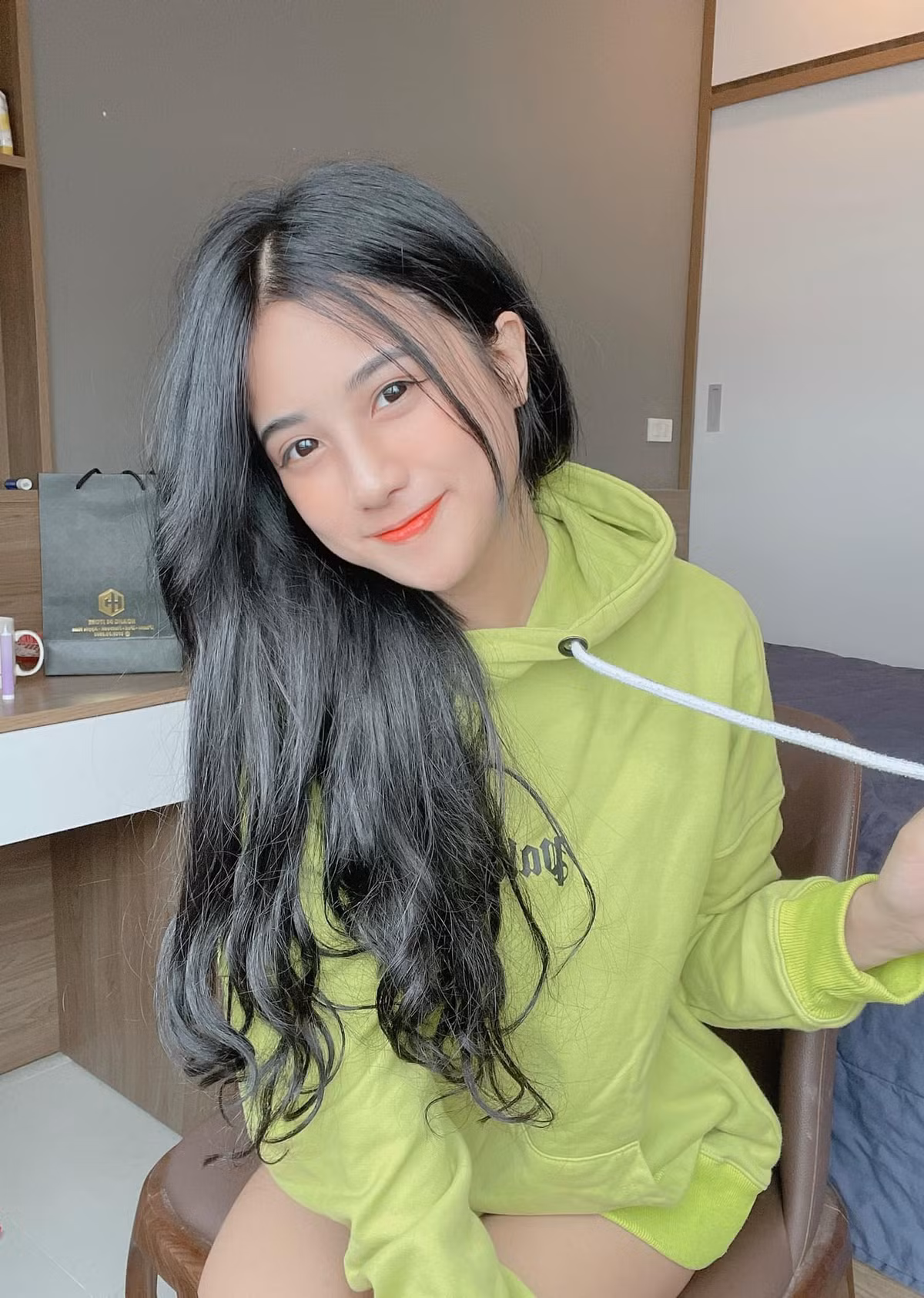 Cô nàng hiện tại đang là một mẫu ảnh, gương mặt đại diện cho một số thương hiệu.