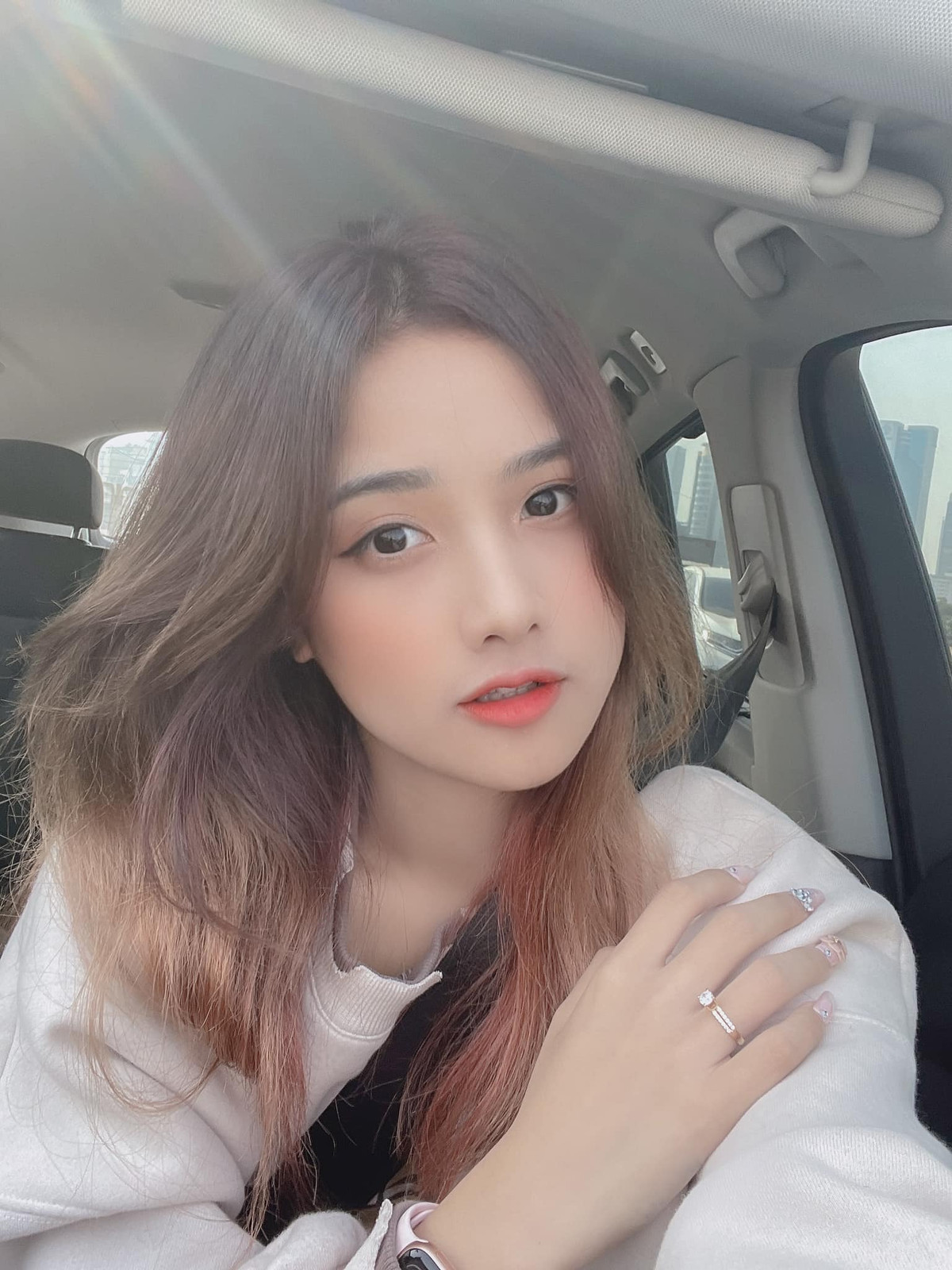 Mỗi bài đăng của Hằng đều nhận về hàng ngàn lượt tương tác và “cơn mưa lời khen”. Ảnh: Tổng hợp