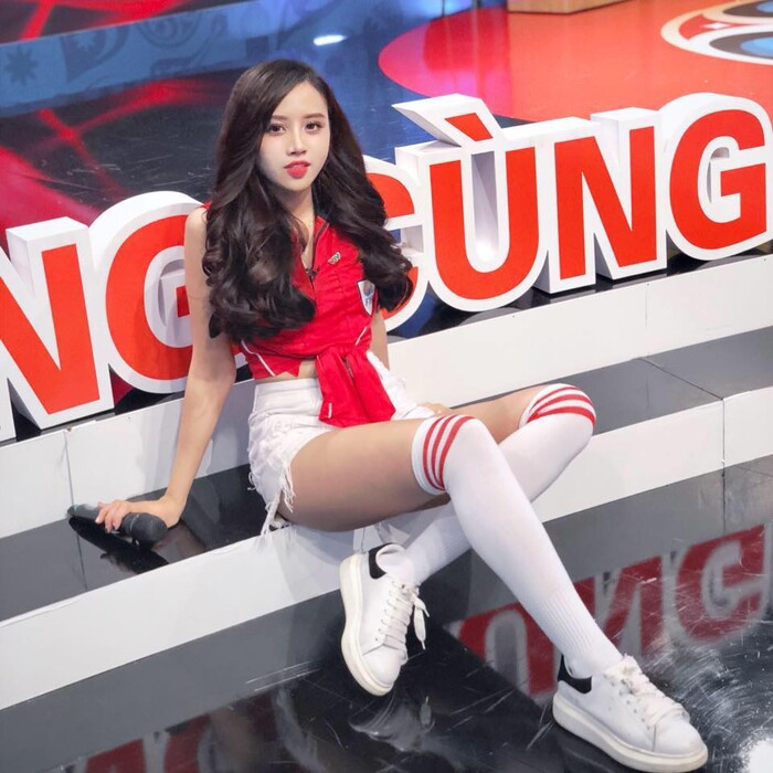 Trong mùa Nóng cùng EURO 2016, trong dàn nữ cổ động viên Việt xinh đẹp đồng hành nàng hot girl này là cô gái nổi bật hơn cả.