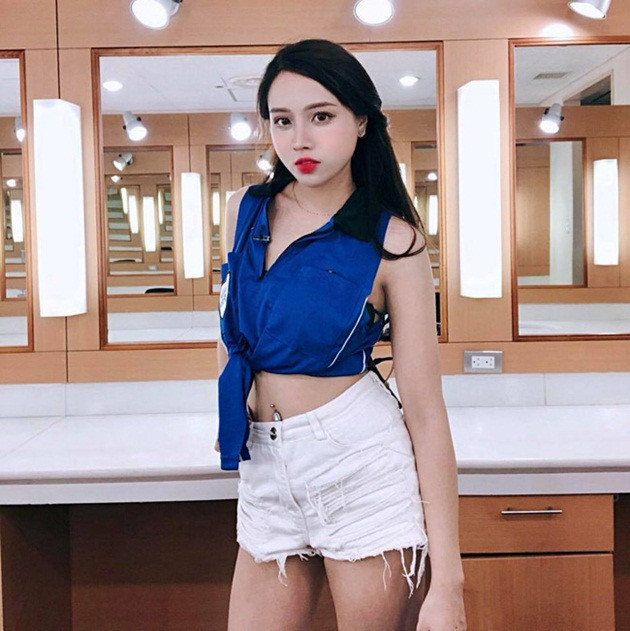 Sở hữu gương mặt xinh đẹp cùng thân hình nóng bỏng, Vũ Giáng Ly đã gây ấn tượng với khán giả truyền hình và kể cả trên MXH cô nàng cũng là cái tên khá nổi.