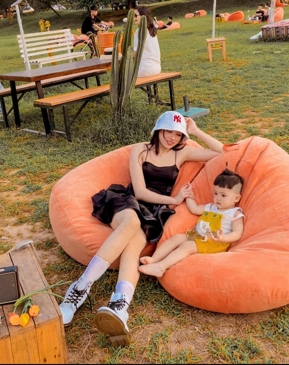 Dù đã làm mẹ, làm vợ thế nhưng hot girl 9x vẫn sở hữu ngoại hình trẻ trung, xinh đẹp và có phần gợi cảm không khác gì thời con gái.