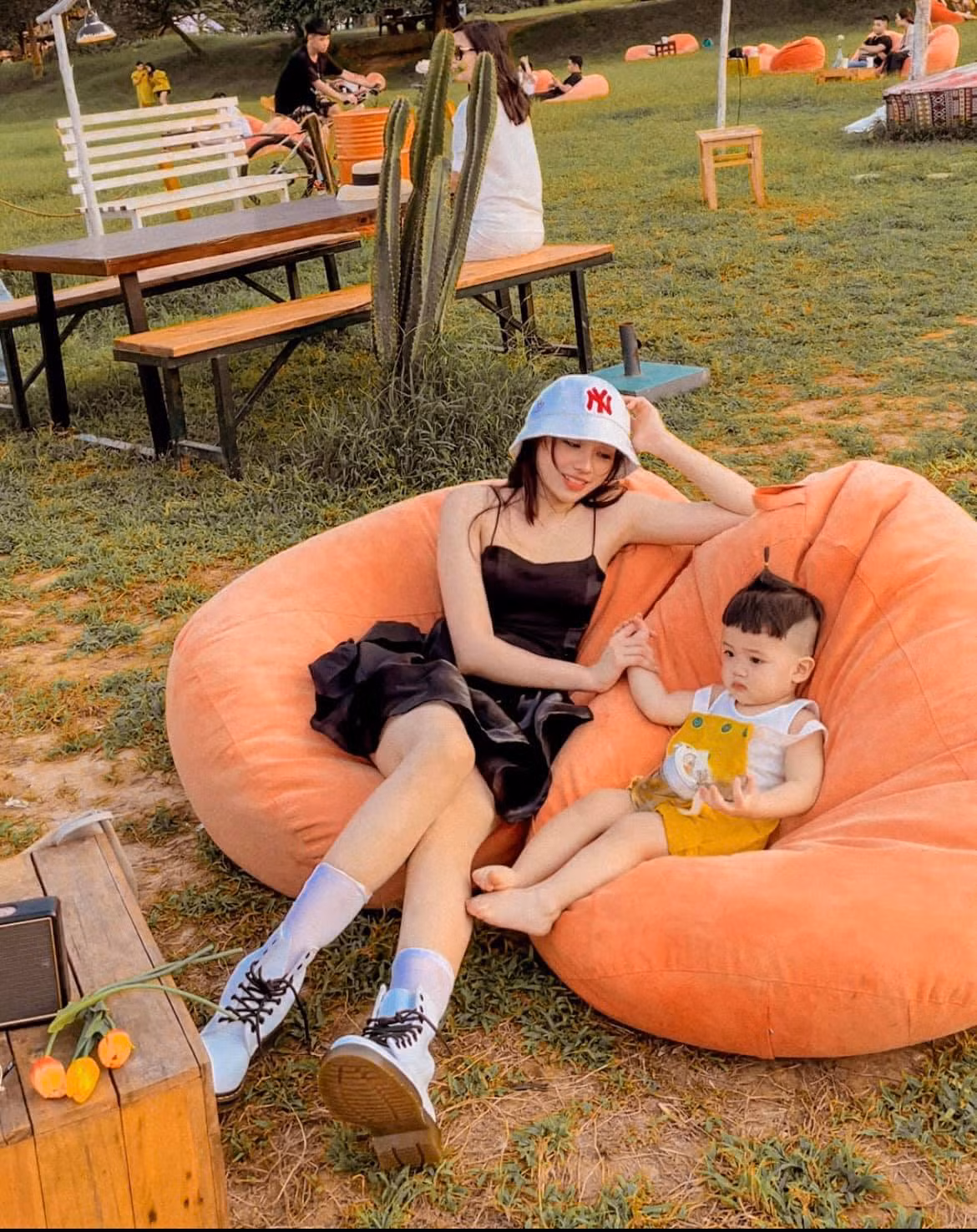 Dù đã làm mẹ, làm vợ thế nhưng hot girl 9x vẫn sở hữu ngoại hình trẻ trung, xinh đẹp và có phần gợi cảm không khác gì thời con gái.