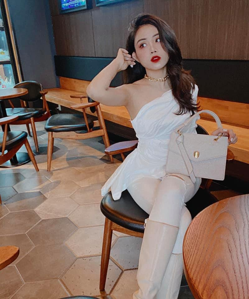 Gu ăn mặc thời thượng của Giáng Ly cũng cực kỳ cuốn hút, bắt mắt.