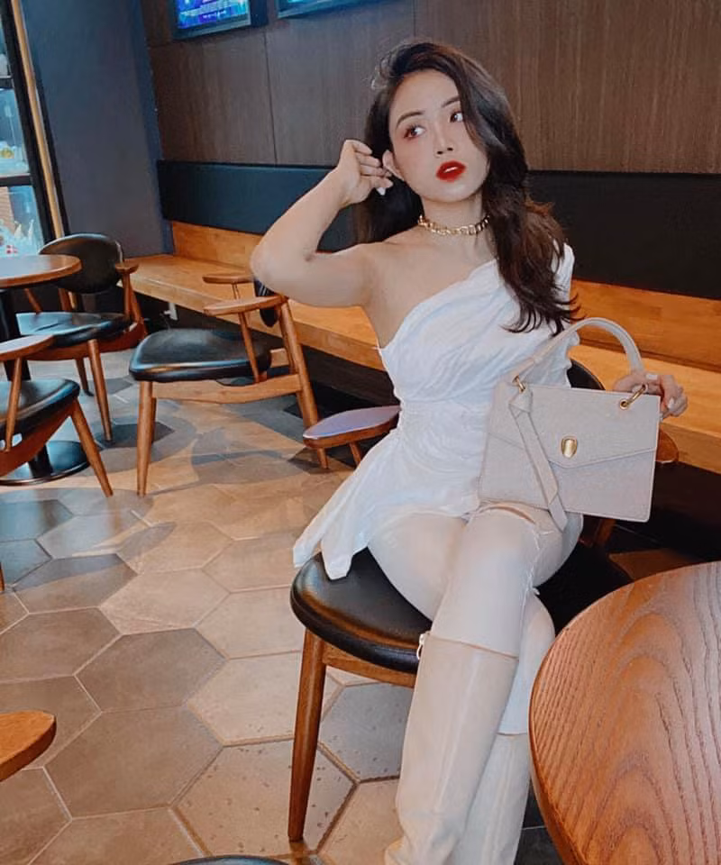 Gu ăn mặc thời thượng của Giáng Ly cũng cực kỳ cuốn hút, bắt mắt.