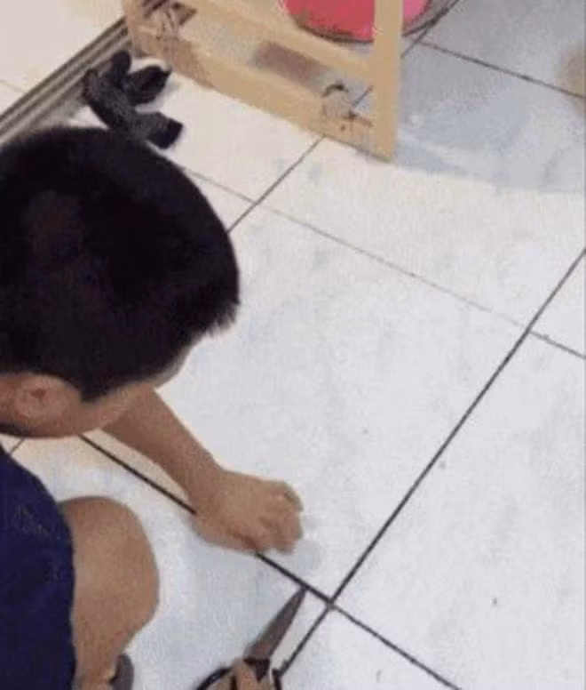 Sau khi anh chồng hì hụi cạy viên gạch "lạc loài" thì người vợ lập tức "sôi máu" khi thấy bên dưới 10 tờ tiền mệnh giá 50 tệ xếp chỉnh tề, rõ ràng là có người cố ý giấu giếm.