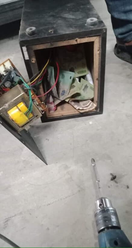 Biết đa phần các chị em đều "mù" về kỹ thuật, sửa chữa nên dấu trong các thiết bị điện tử quả thực là một nơi lý tưởng.