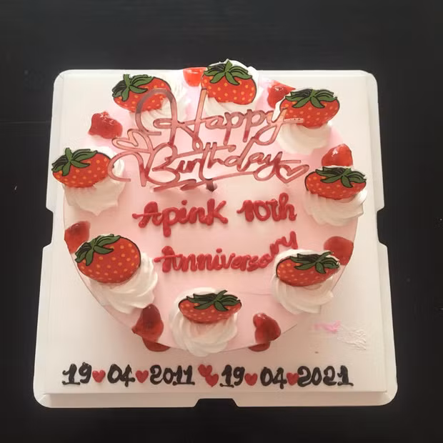 Chiếc bánh kem tuy rất đẹp thế nhưng dòng chữ "Anniversary" lại dồn một góc mất hết thẩm mỹ.