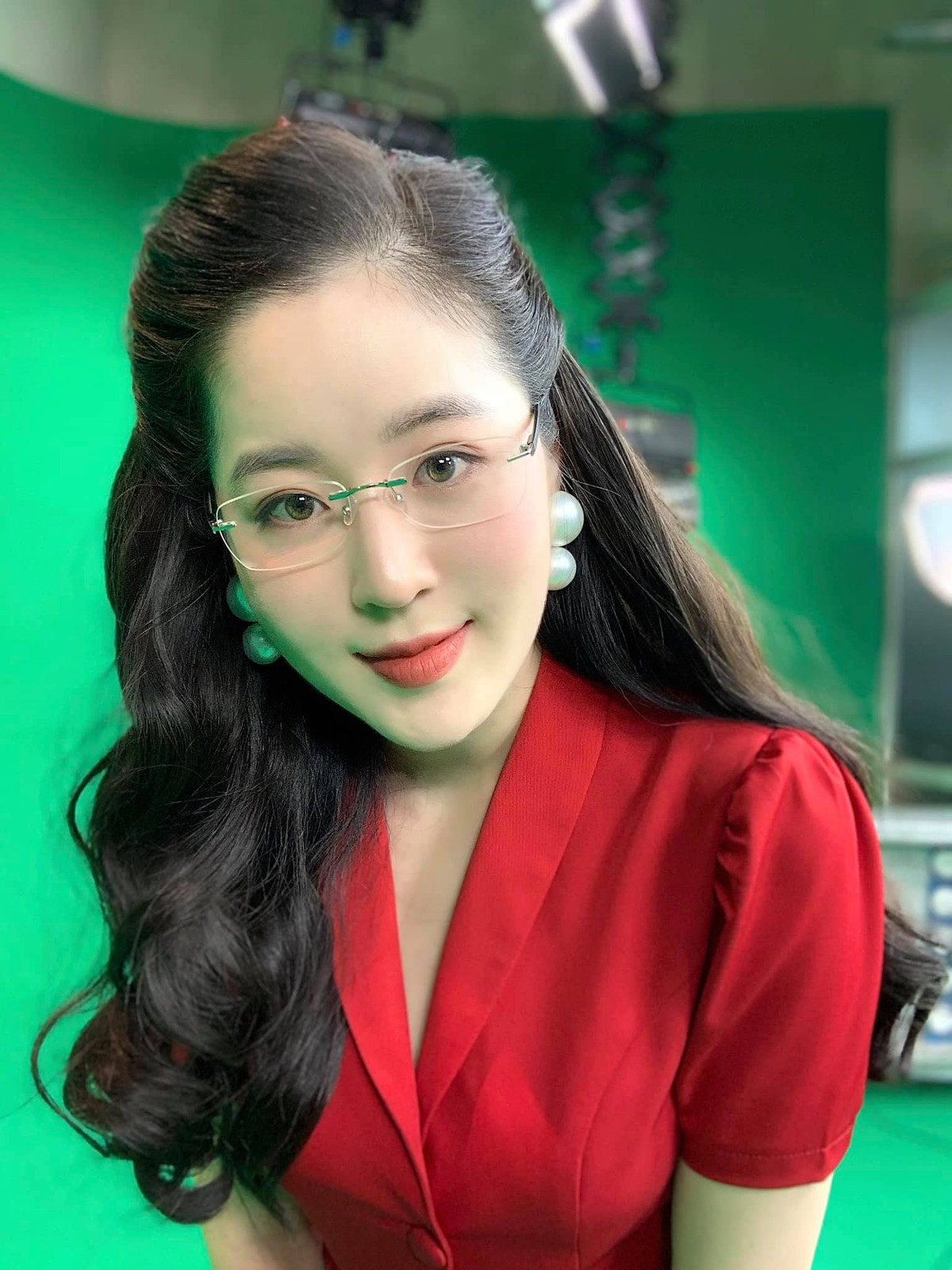 "Hot girl thời tiết" sinh năm 1992, là cựu sinh viên Đại học Khoa học Xã hội và Nhân văn. Cô sở hữu nhan sắc được dân mạng gọi vui là "vẻ đẹp 5 trong 1" bởi khi thì giống Hương Tràm, lúc giống hot girl Hà Min, ở một vài góc mặt Thanh Tâm cũng giống Á hậu Huyền My.