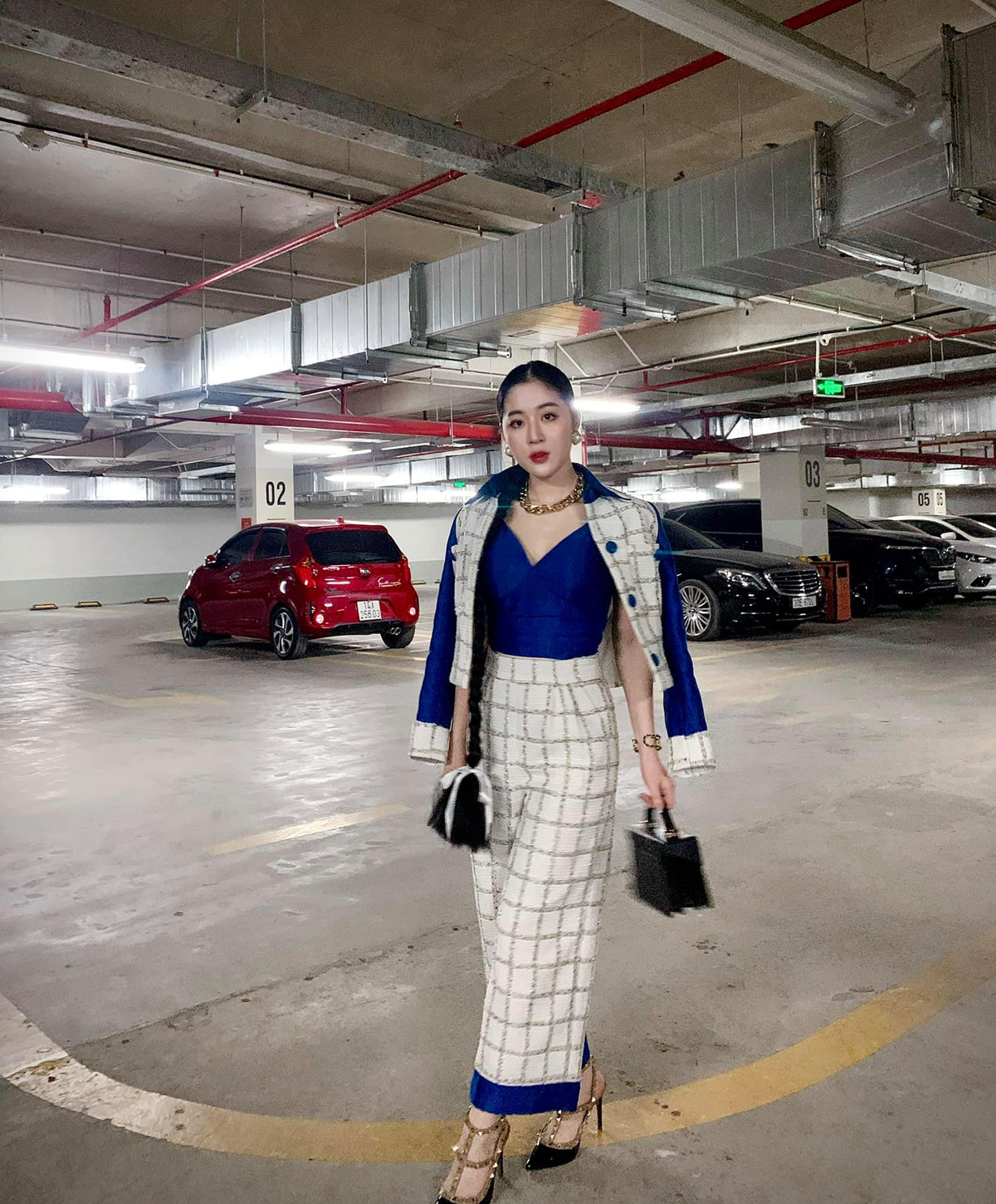 Không chỉ ghi điểm bởi cách dẫn dắt chuyên nghiệp, nữ MC này còn gây ấn tượng với nhan sắc xinh đẹp, khả ái và phong cách thời trang thanh lịch, trẻ trung.