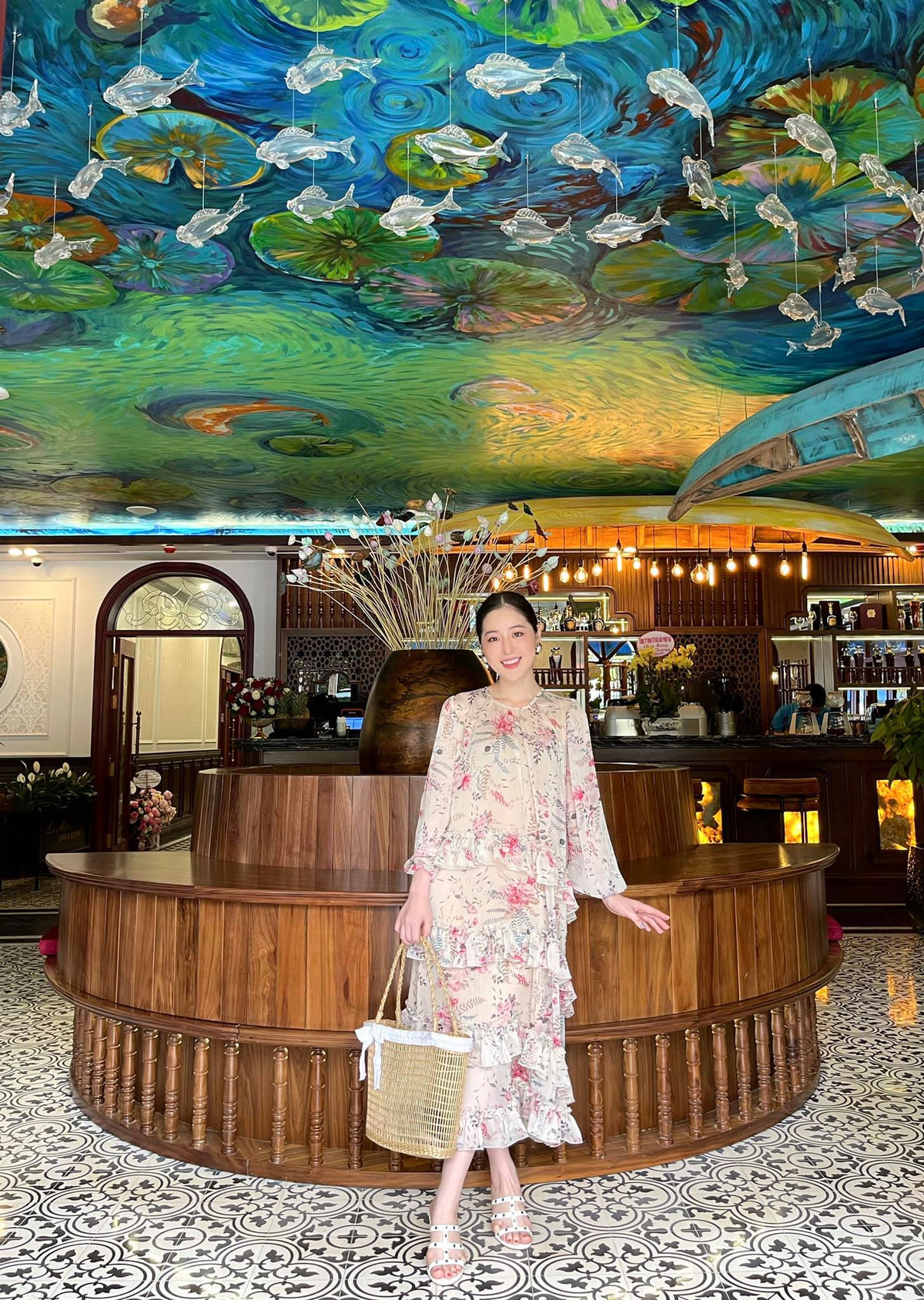 Ngoài công việc chính, nữ MC sinh năm 1992 là mẫu ảnh cho nhiều nhãn hàng thời trang của tỉnh nhờ ngoại hình xinh đẹp, vóc dáng cân đối.