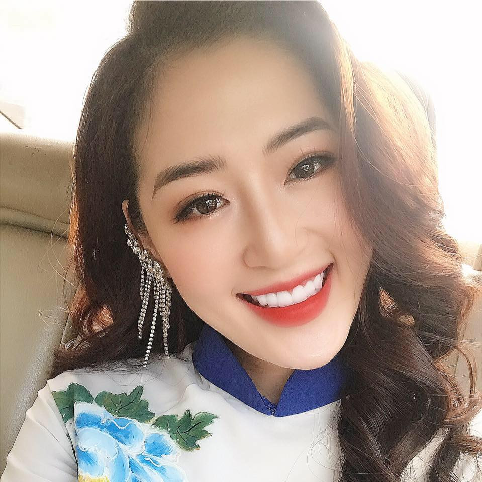 Cô từng từng đạt một số giải thưởng về nhan sắc như Gương mặt khả ái tại cuộc thi Miss TVPro 2011, Á khôi 1 cuộc thi Miss Hanoi Photo Model…