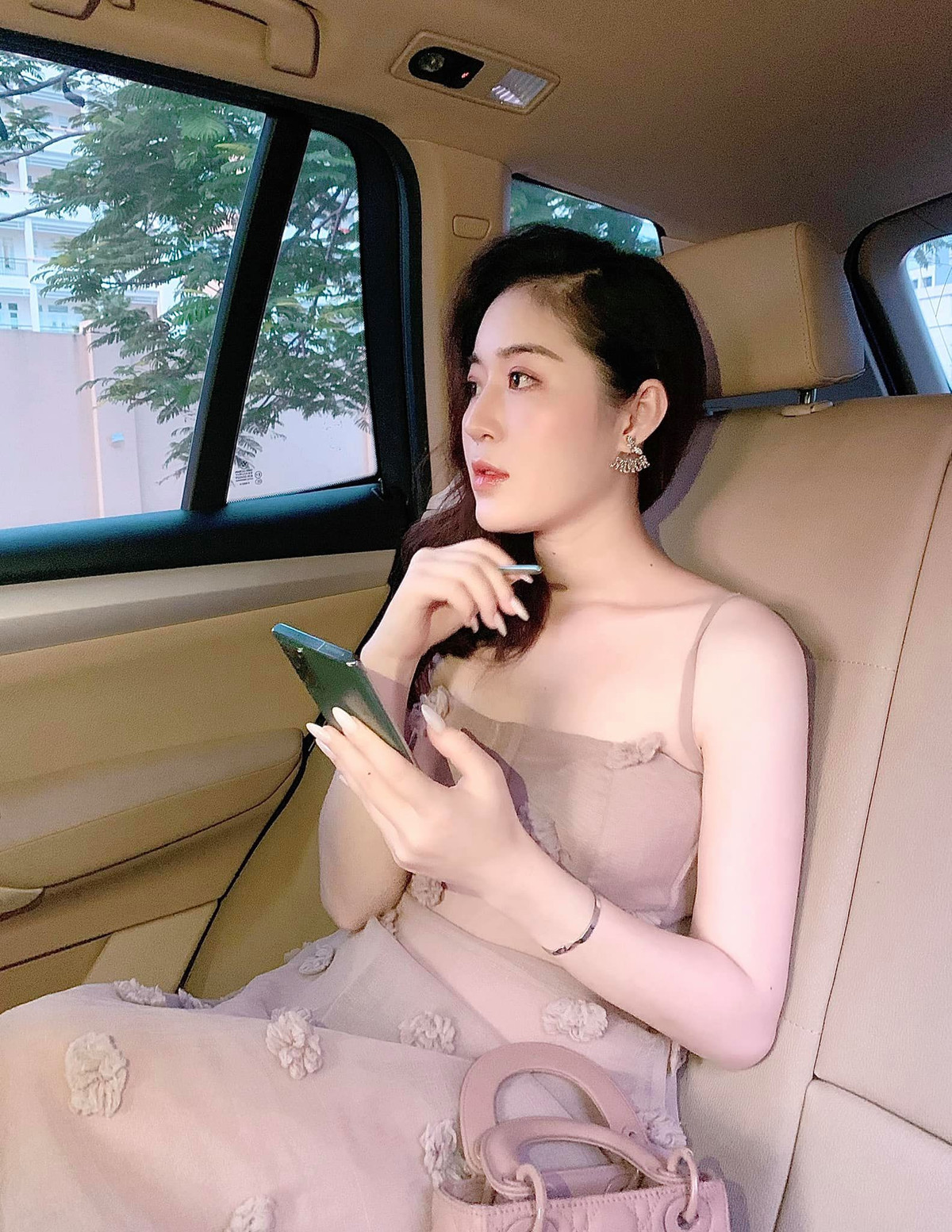 Ngoài công việc MC, Thanh Tâm quản lý một cửa hàng quần áo do chính mình thiết kế.