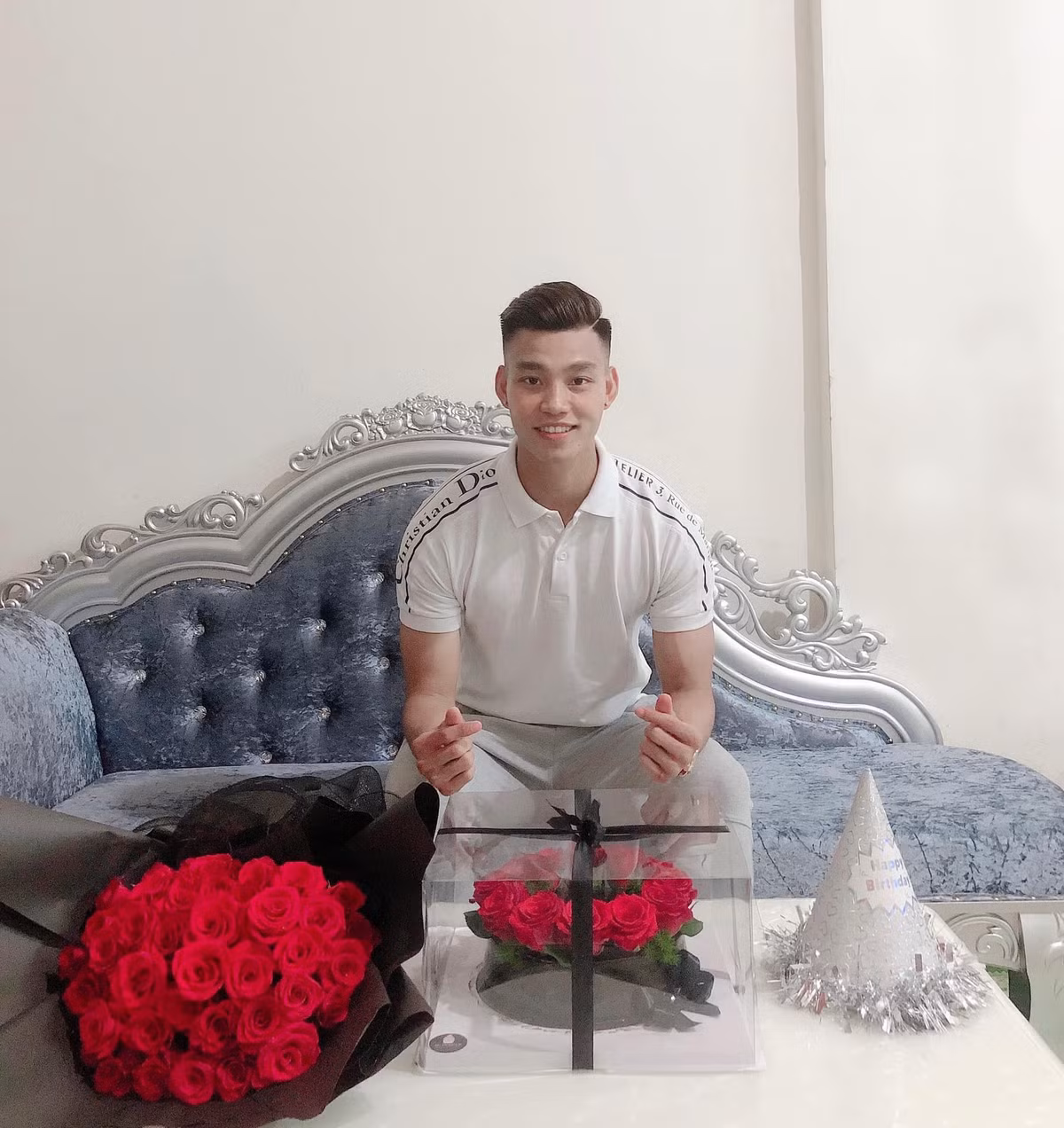 Hiện tại, chàng cầu thủ này đang trong chuỗi ngày cách ly tại một khách sạn ở quận 7, TP HCM sau khi trở về từ UAE. Ảnh: Tổng hợp