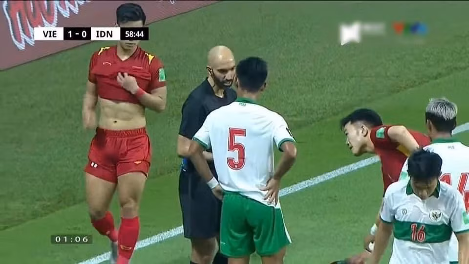 Đã không ít lần Văn Thanh khiến hội chị em phải "xịt máu múi" khi vô tình lộ ra cơ thể săn chắc của mình, đặc biệt là khoảnh khắc vạch áo lộ múi bụng cuồn cuộn trong trận gặp Indonesia vừa qua.