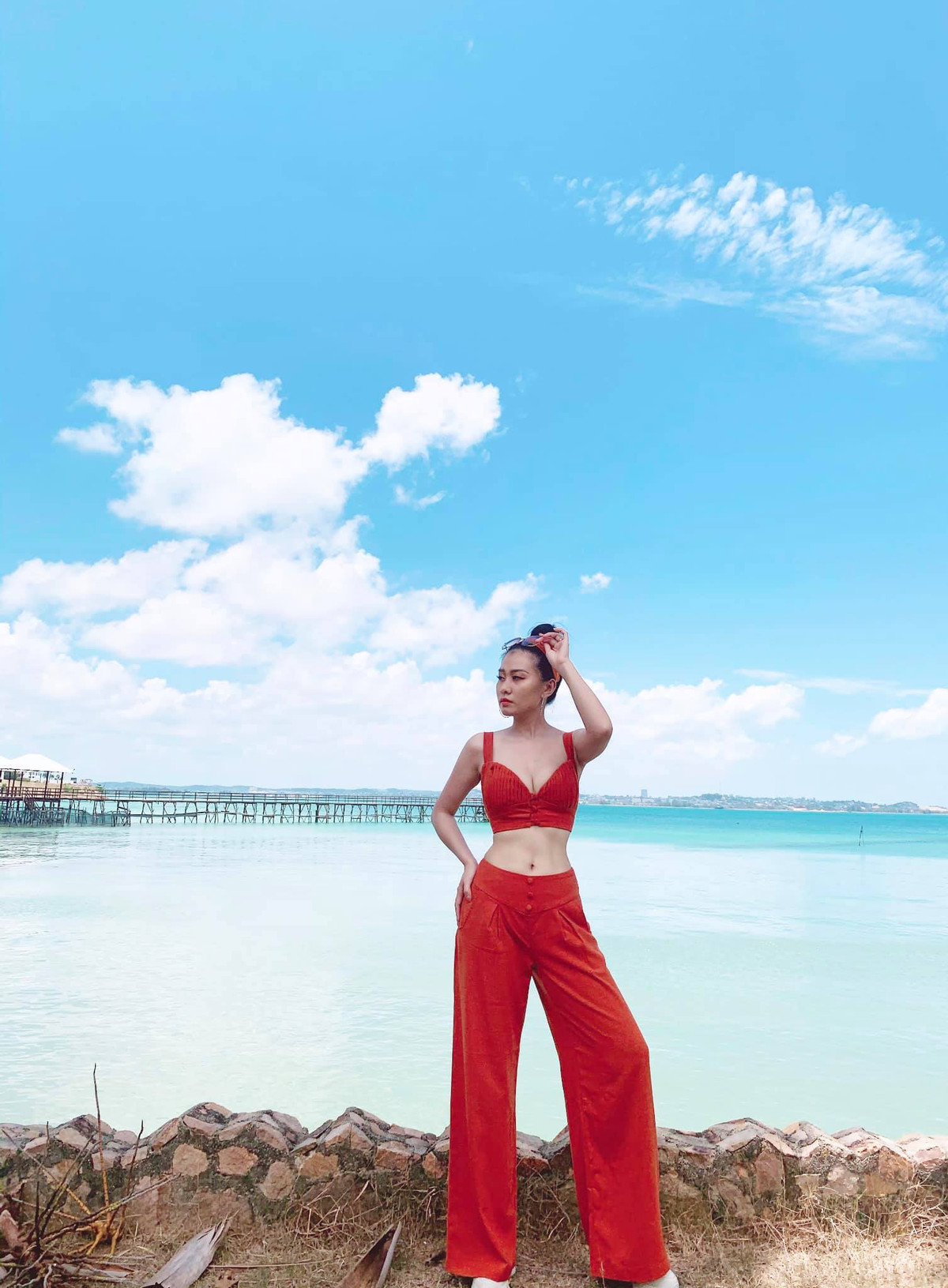 Dù đã là mẹ của 2 nhóc tì, Hà Phương vẫn khiến nhiều người ganh tỵ bởi vòng eo con kiến và thần sắc rạng rỡ của mình.