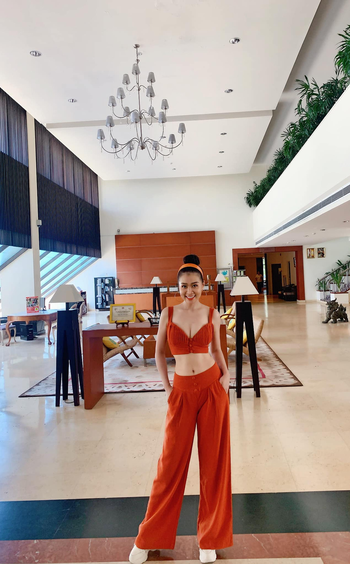 Hà Phương cao 1m67 nặng 51kg, kể từ trước khi mang bầu cho tới hiện tại, cô vẫn luôn duy trì được cân nặng cố định và số đo 3 vòng không thay đổi quá nhiều.