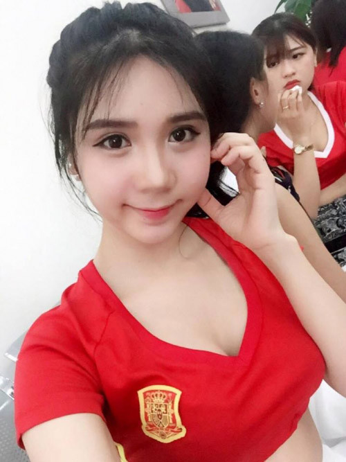Vì có ngoại hình giống với “nữ hoàng nội y" Ngọc Trinh nên hot girl Thanh Bi còn được gọi là “Ngọc Trinh phiên bản 2″ hay “em gái Ngọc Trinh”.