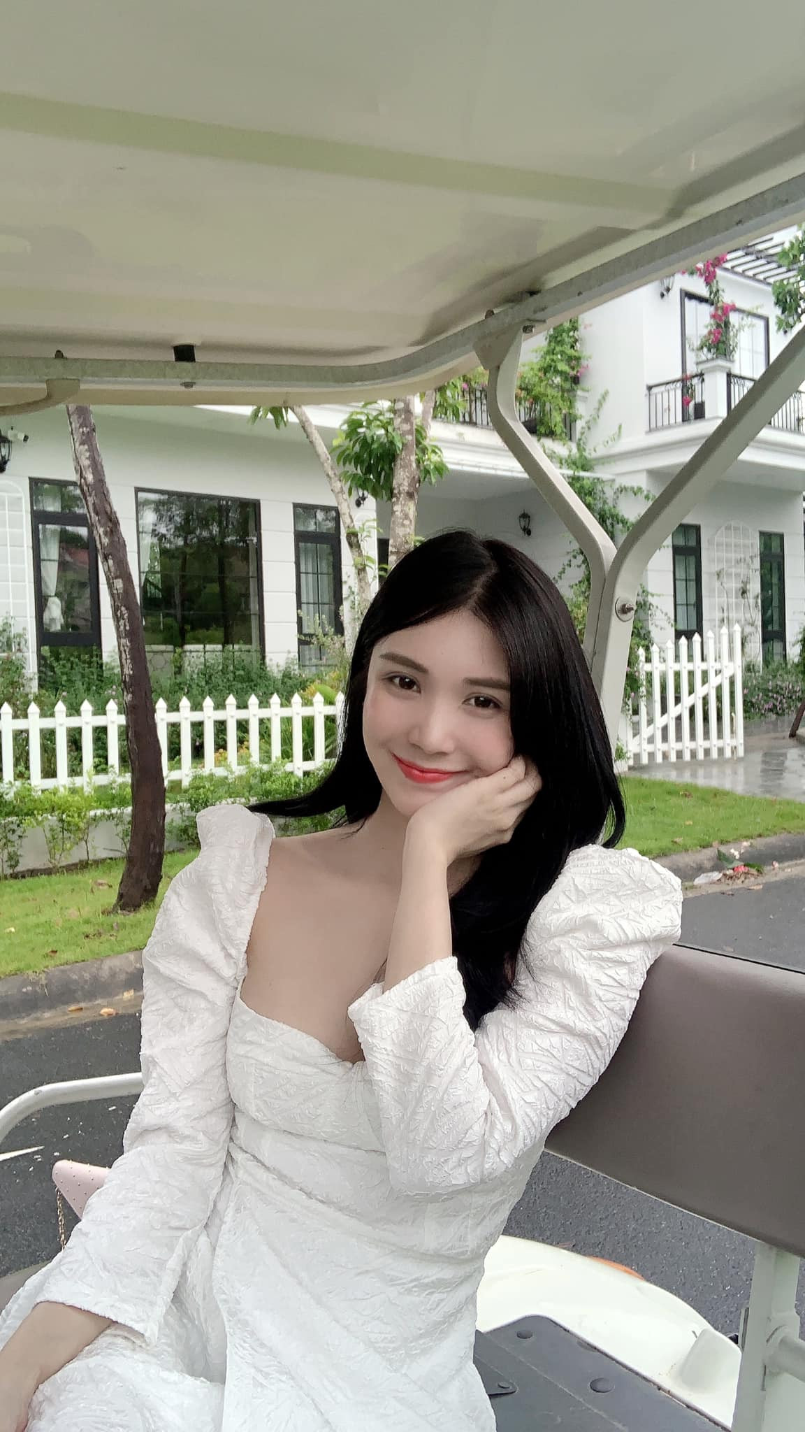 Sở hữu gương mặt khá ngây thơ nhưng Thanh Bi lại có vóc dáng vô cùng quyến rũ, cô nàng không ngại khoe cơ thể một cách táo bạo.