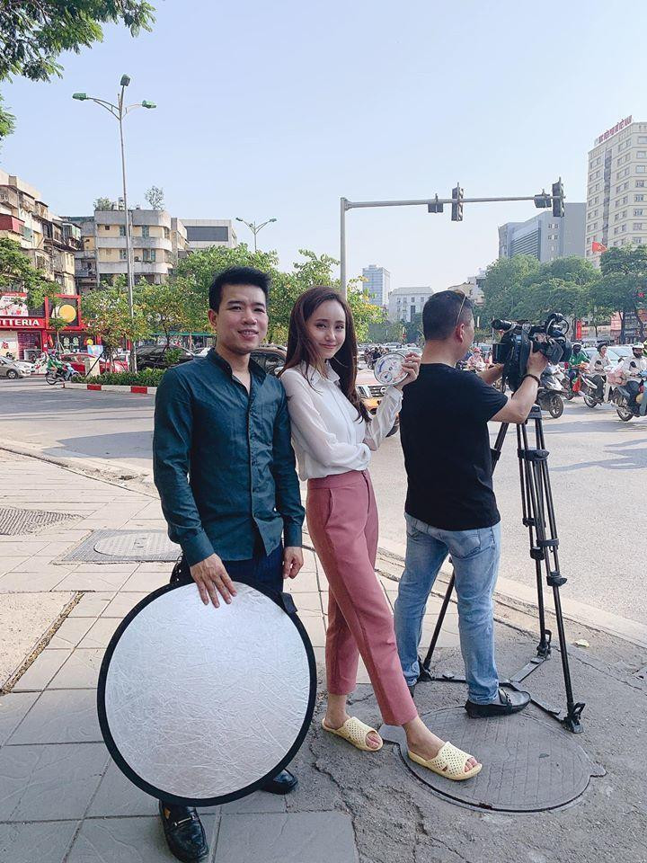 Tuy nhiên, ở hậu trường hay đằng sau hình ảnh chỉn chu đó ít ai biết được những MC truyền hình này từng để lộ những khoảnh khắc đi chân đất, mặc quần "lạc quẻ" với áo,... khiến khán giả thích thú.