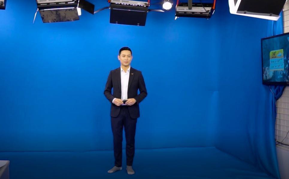 Trên vest bảnh bao nhưng đôi giày là thứ thường được bỏ qua nhất vì các MC VTV sợ bẩn phông của nhà đài.